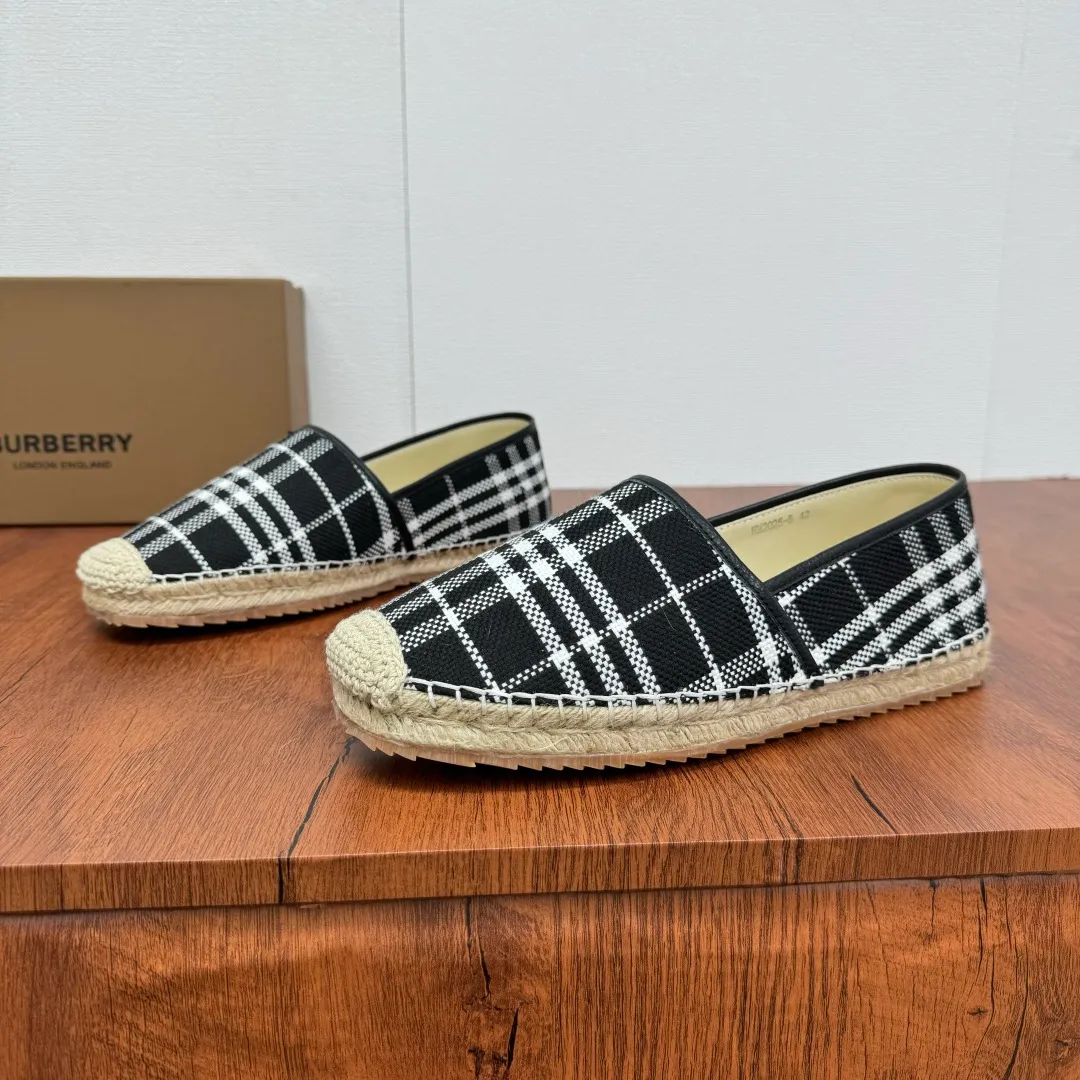 Batch 600 Burberry/Burberry new summer men's embroidered straw fisherman shoes, cool slip-on straw shoes! Encounter British fashion with Burberry espadrilles, a perfect blend of classic and fashionable. The unique printing on the upper is a manifestation of the brand's style. Every color and every pattern tells the story of England. Straw soles bring a natural texture, comfortable and chic. Whether you are strolling in the city streets or heading to the beach for vacation, it can add elegance and charm to you, easily become the center of attention, and start your own fashion journey. Classic knitted canvas upper, with thin calfskin lining suitable for summer, straw lining, genuine leather patch at the bottom of the heel, hemming technology, and Mark stitching details! Anti-slip rubber bottom layer, integrated injection molding of large LOGO letters and badges, multiple colors and styles to choose from, complete package! Size: 39-40-41-42-43-44 Normal size Item number: 2025-5 knitted black